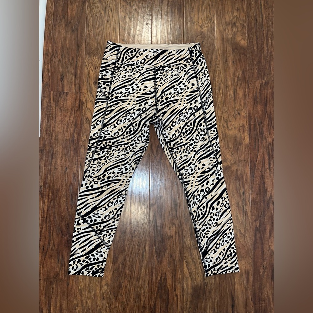 LIKE NEW VS PINK SPORT 7/8 Length Animal Print Leggings - Sz Large
